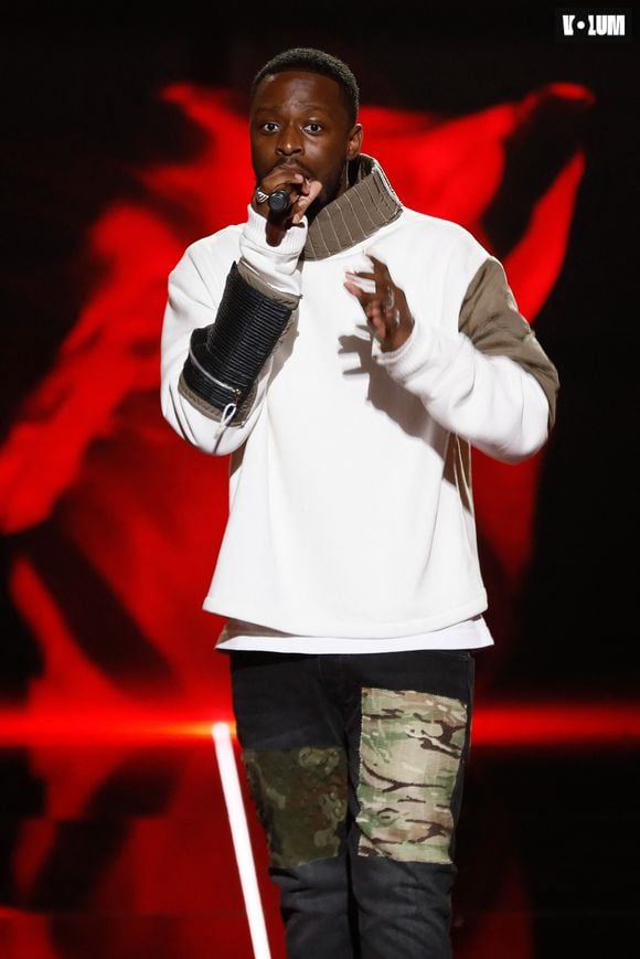 Le Duc de Boulogne avait exhumé plusieurs tweets du chanteur dans lesquels il critiquait le zouk et véhiculait des clichés sur les Antillais.
Exclusif - Dadju chante son tube "Saigne" - Enregistrement de l'émission "M6 sur son 31", présentée par E.Gossuin et diffusée le 31 décembre sur M6 © Christophe Clovis / Bestimage