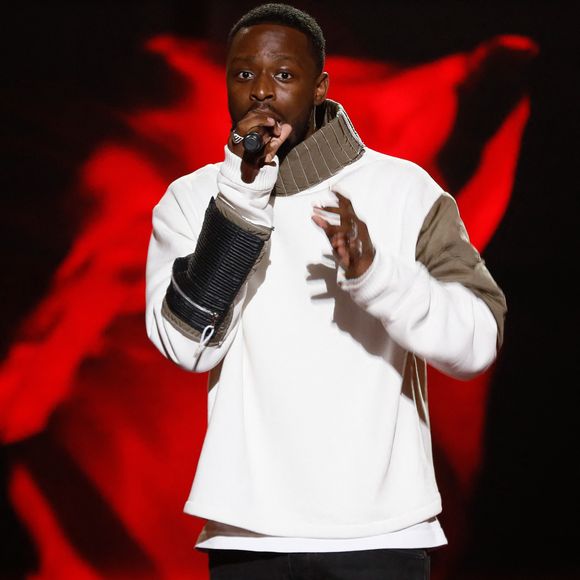Le Duc de Boulogne avait exhumé plusieurs tweets du chanteur dans lesquels il critiquait le zouk et véhiculait des clichés sur les Antillais.
Exclusif - Dadju chante son tube "Saigne" - Enregistrement de l'émission "M6 sur son 31", présentée par E.Gossuin et diffusée le 31 décembre sur M6 © Christophe Clovis / Bestimage