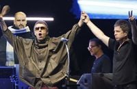 Oasis chante "Acquiesce" en concert à Cardiff en 2025.
