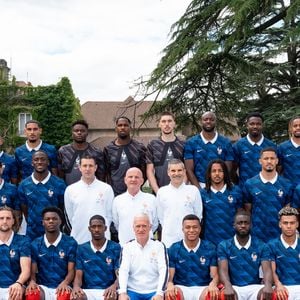 Les joueurs de l'équipe de France de football posent au centre d'entraînement de la Fédération française de football (FFF) à Clairefontaine-en-Yvelines, France, le 5 juin 2026. Mike Maignan (AC Milan) Robin Risser (RC Lens) Brice Samba (Stade Rennais), Lucas Digne (Aston Villa) Malo Gusto (Chelsea) Lucas Hernández (Paris Saint-Germain) Théo Hernández (Al-Hilal) Ibrahima Konaté (Liverpool FC) Jules Koundé (FC Barcelone) Maxence Lacroix (Crystal Palace) William Saliba (Arsenal) Dayot Upamecano (Bayern Munich), N'Golo Kanté (Fenerbahçe) Manu Koné (AS Rome) Adrien Rabiot (AC Milan) Aurélien Tchouaméni (Real Madrid) Warren Zaïre-Emery (Paris Saint-Germain), Maghnes Akliouche (AS Monaco) Bradley Barcola (Paris Saint-Germain) Rayan Cherki (Manchester City) Ousmane Dembélé (Paris Saint-Germain) Désiré Doué (Paris Saint-Germain) Jean-Philippe Mateta (Crystal Palace) Kylian Mbappé (Real Madrid) Michael Olise (Bayern Munich) Marcus Thuram (Inter Milan). Simon Morcel/FFF via Bestimage
