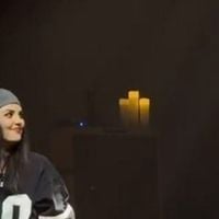 Hoshi invite Ninon (The Voice Kids) en plein concert
