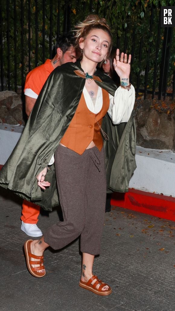 Paris Jackson montre son costume de Frodon du Seigneur des Anneaux lors de la soirée d'Halloween de Michael Braun à West Hollywood.