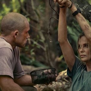 Charlize Theron et Taron Egerton dans Apex