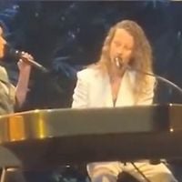 Dorothée chante avec Julien Doré à Bercy