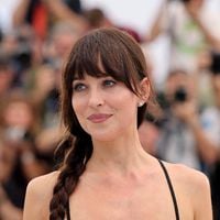 "Pas d'argent pour le loyer" : Dakota Johnson est la fille d'un acteur célèbre, ami de Bruce Willis, et pourtant elle a galéré au début de sa carrière