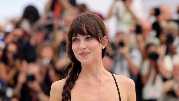 "Pas d'argent pour le loyer" : Dakota Johnson est la fille d'un acteur célèbre, ami de Bruce Willis, et pourtant elle a galéré au début de sa carrière