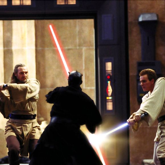 Si vous n'avez jamais vécu un Star Wars en salles, le meilleur comme le pire, vous ignorez peut être cette sensation : constater qu'un public vibre tout entier lors d'une projection. Dès que les premières notes épiques de John Williams résonnent lors du fameux générique d'ouverture spatial, un spectateur crie "Allez !!" et des applaudissements furieux et collectifs s'ensuivent dans l'assistance. Même son de cloche, au générique de fin. Ce sont des rituels, quel que soit le cinéma, un signe de reconnaissance fédérateur entre fans.