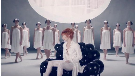 Mylène Farmer dévoile le clip "Lonely Lisa"
