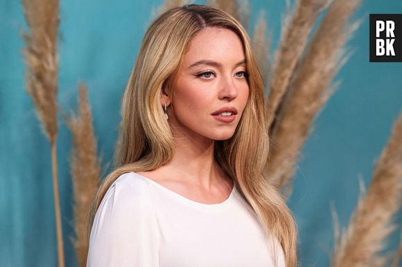 Hollywood, CA L'actrice américaine Sydney Sweeney portant Pierre Cardin circa 2007, coiffée par Molly Dickson arrive à la première de la saison 3 de 'Euphoria' de HBO à Los Angeles tenue au TCL Chinese Theatre IMAX à Ovation Hollywood le 7 avril 2026 à Hollywood, Los Angeles, Californie, États-Unis.



Sur la photo : Sydney Sweeney