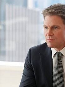 Il y a un an, cette série était annulée car son acteur jouait mal, Stephen Amell s'excuse