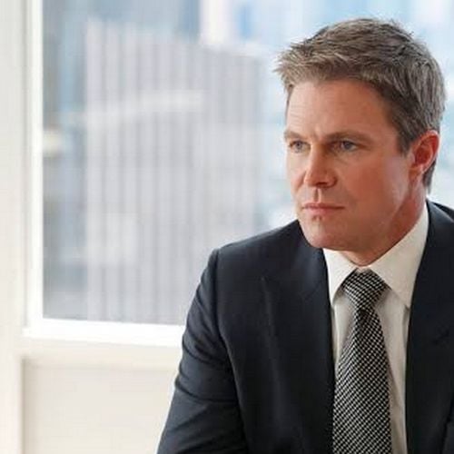 Il y a un an, cette série était annulée car son acteur jouait mal, Stephen Amell s'excuse