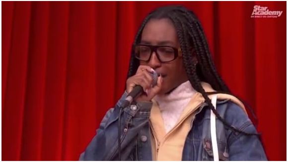 Star Ac : Ebony, en larmes, répond aux critiques