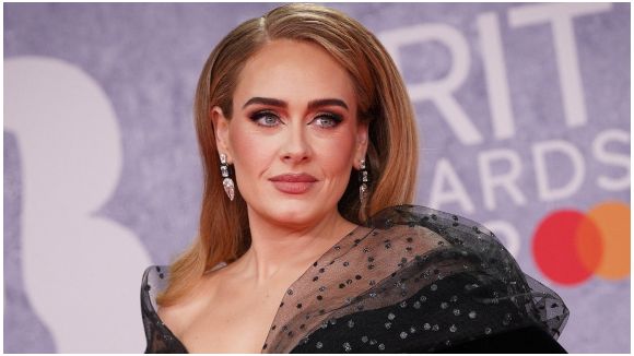 Malade, Adele reporte plusieurs concerts