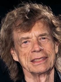 Mick Jagger (83 ans) s'entraîne 5 à 6 jours par semaine et court 12 km par jour : "Je me couche vers 2 heures du matin. Je me lève à 10 heures"