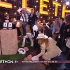 "J'ai mal aux fesses" : Sophie Davant chute lourdement en direct durant le Téléthon 2025