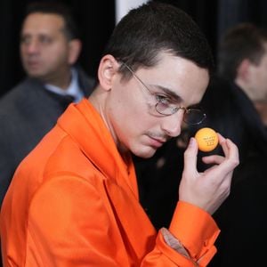 Timothée Chalamet pose avec d'autres stars lors de la première new-yorkaise de "Marty Supreme" organisée par A24 à New York.