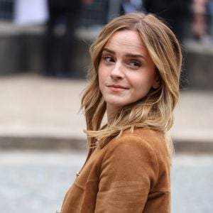 Emma Watson aux arrivées du défilé Miu Miu Collection Femme Prêt-à-Porter Printemps/Eté 2026 lors de la Fashion Week de Paris (PFW), au Conseil Économique, social et environnemental, Palais d'lena, à Paris, France, le 6 octobre 2025. © Denis Guignebourg / Bestimage