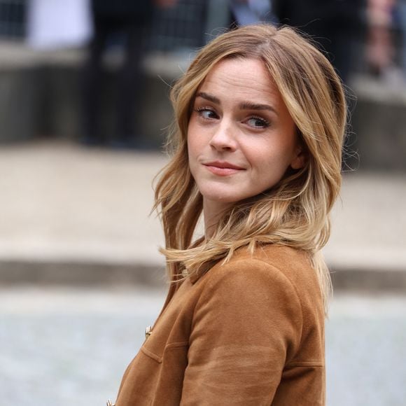 Emma Watson aux arrivées du défilé Miu Miu Collection Femme Prêt-à-Porter Printemps/Eté 2026 lors de la Fashion Week de Paris (PFW), au Conseil Économique, social et environnemental, Palais d'lena, à Paris, France, le 6 octobre 2025. © Denis Guignebourg / Bestimage