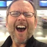 Il chante du C. Dion dans un aéroport... Elle lui répond !