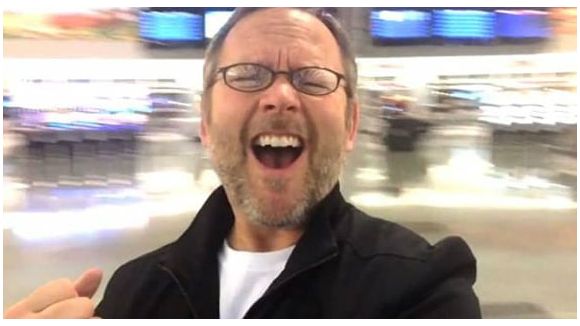 Il chante du C. Dion dans un aéroport... Elle lui répond !