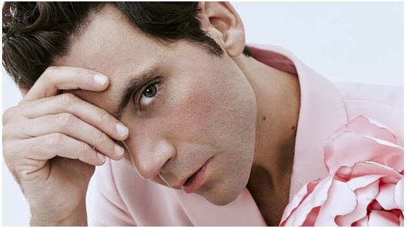 Mika signe un retour pop avec "C'est la Vie"