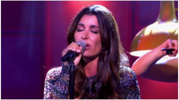 Jenifer émue, chante pour ses fils