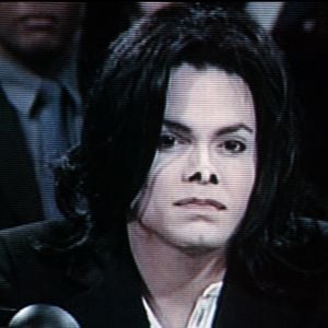 LE PROCES DE MICHAEL JACKSON A LA TELEVISION AMERICAINE SUR LA CHAINE E. MICHAEL JACKSON EST INTERPERTE PAR EDWARD MOSS. L' EMISSION REPREND LES PAROLES EXACTES PRONONCEES DURANT LE PROCES.