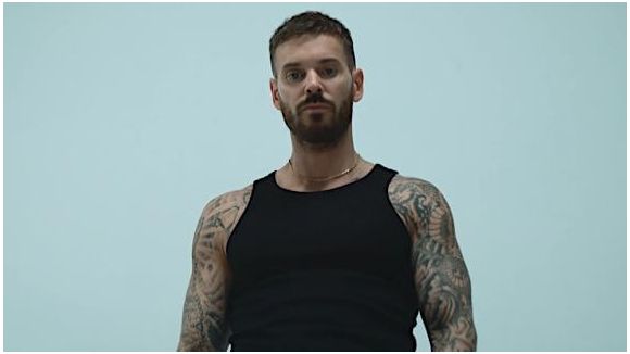 M. Pokora brisé dans son nouveau clip