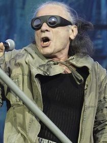"Quelle honte" : le concert d'Iron Maiden à Paris interrompu par une coupure de courant, le chanteur furieux