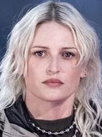 "Je ne cherche jamais à imiter sa voix" : Emily Armstrong choisie pour remplacer Chester dans Linkin Park ? La chanteuse se livre sur ce rôle très difficile