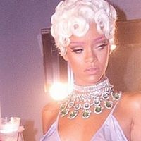 Rihanna tease le clip sexy de "Pour It Up"