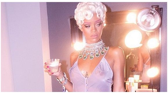 Rihanna tease le clip sexy de "Pour It Up"
