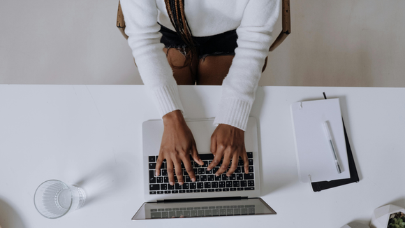 Une entreprise souhaitait tester la semaine de quatre jours. Elle a fini par licencier un employé car il cumulait deux emplois