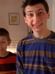 Malcolm : Eric Per Sullivan (Dewey) absent mais harcelé, Justin Berfield (Reese) le défend, "Laissez-le tranquille"