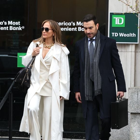 Jennifer Lopez a été aperçue en train de tourner des scènes aux côtés de Bradley Whitford et Brett Goldstein sur le tournage de la comédie romantique Office Romance à Hoboken, dans le New Jersey.