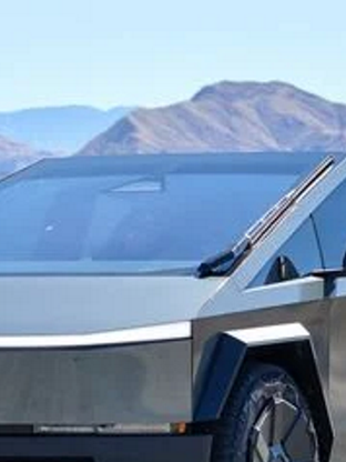 Il a laissé son Tesla Cybertruck branché 15 jours durant sans succès