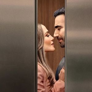 Jennifer Lopez juge ses baisers avec Brett Goldstein dans Office Romance