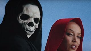 Doja Cat macabre dans "Paint The Town Red"