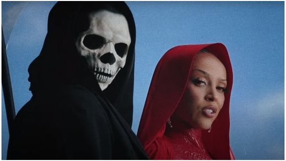 Doja Cat macabre dans "Paint The Town Red"