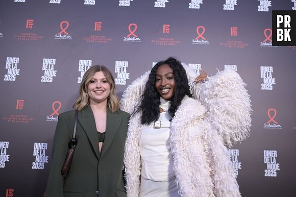 Marine Delplace et Ebony Cham (Star Academy) au photocall du 22ème dîner de la mode pour le Sidaction à Paris le 30 janvier 2025.