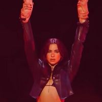 Dua Lipa enflamme les fans avec un live fou