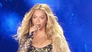 Beyoncé : Miley Cyrus invitée à Paris ?