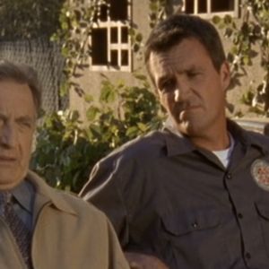 Ken Jenkins et Neil Flynn dans les rôles du Dr Bob Kelso et du concierge dans Scrubs
