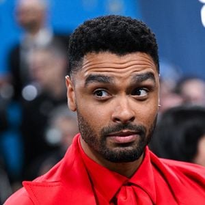 Regé-Jean Page marchant sur le tapis rouge du Gala du Metropolitan Museum of Art Costume Institute 2025 célébrant l'ouverture de l'exposition intitulée.