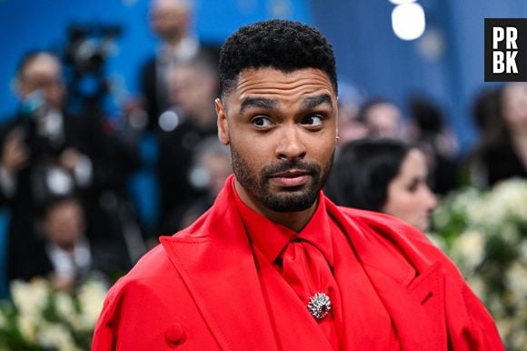 Regé-Jean Page marchant sur le tapis rouge du Gala du Metropolitan Museum of Art Costume Institute 2025 célébrant l'ouverture de l'exposition intitulée.