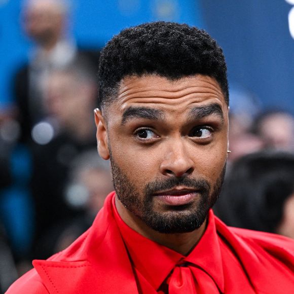 Regé-Jean Page marchant sur le tapis rouge du Gala du Metropolitan Museum of Art Costume Institute 2025 célébrant l'ouverture de l'exposition intitulée.