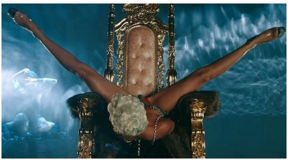 Rihanna très sexy pour le clip de "Pour It Up"