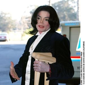 "MICHAEL JACKSON" A LA COUR DE JUSTICE DE SANTA MARIA CALIFORNIE POUR LE PROCES CONCERNANT L' ANNULATION DE L' UN DE SES CONCERTS "PLAN AMERICAIN" BEQUILLES