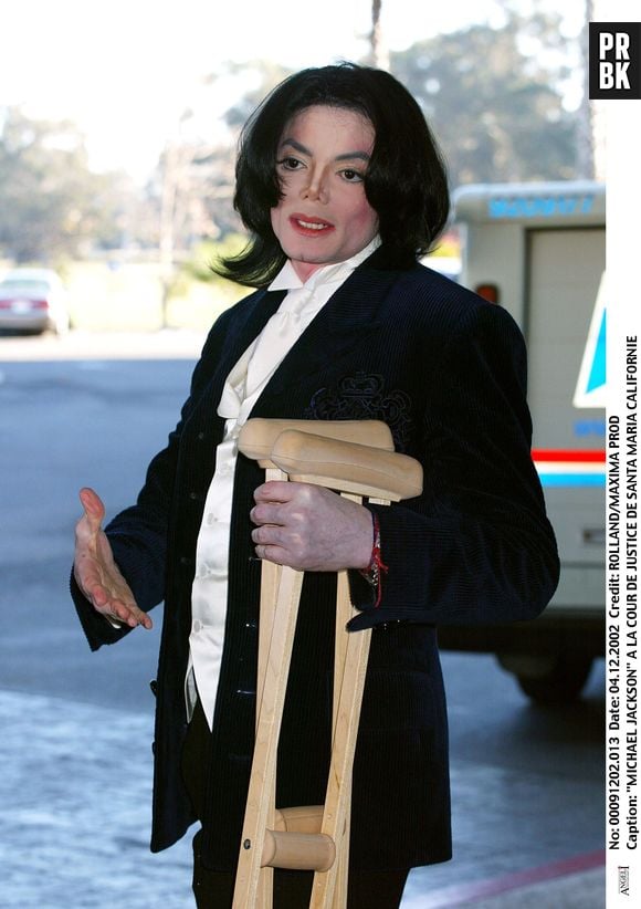 "MICHAEL JACKSON" A LA COUR DE JUSTICE DE SANTA MARIA CALIFORNIE POUR LE PROCES CONCERNANT L' ANNULATION DE L' UN DE SES CONCERTS "PLAN AMERICAIN" BEQUILLES