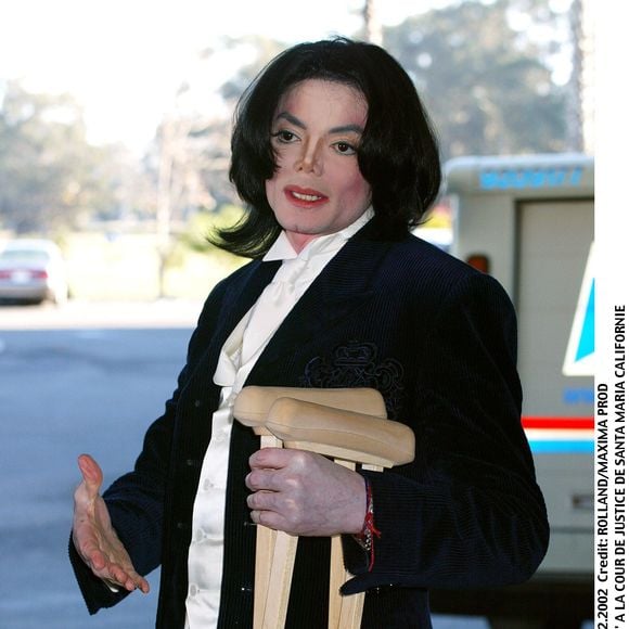 "MICHAEL JACKSON" A LA COUR DE JUSTICE DE SANTA MARIA CALIFORNIE POUR LE PROCES CONCERNANT L' ANNULATION DE L' UN DE SES CONCERTS "PLAN AMERICAIN" BEQUILLES